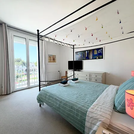 En Famille Face - A Pontaillac Apartment *