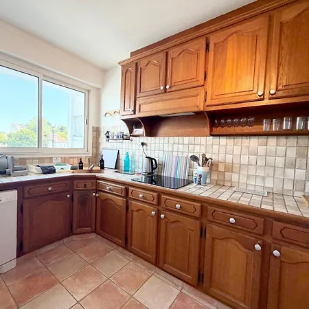 En Famille Face - A Pontaillac Apartment *